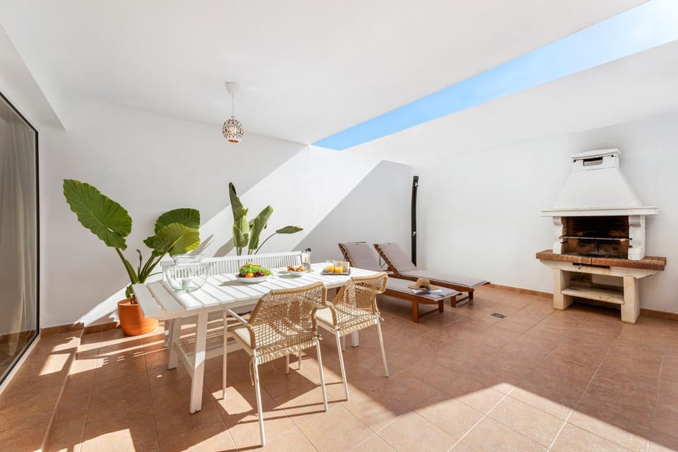Shower, BBQ facilities, Balcony/Terrace, Dining area