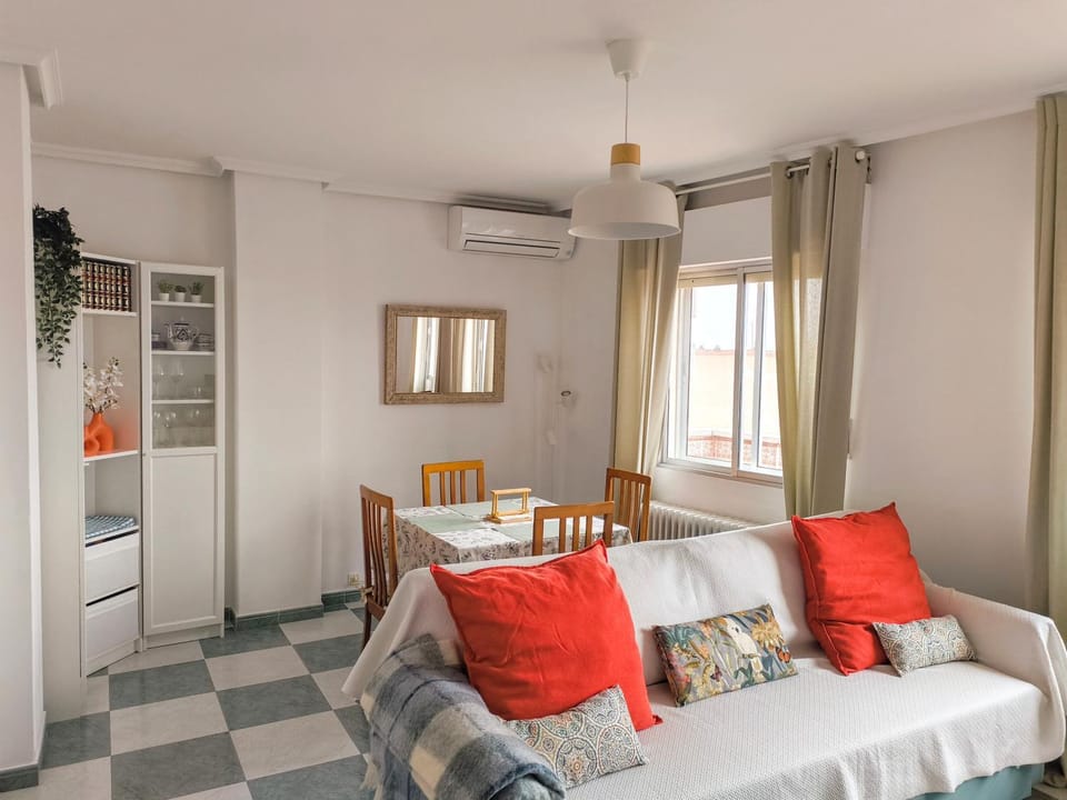 Communal lounge/ TV room, Living room, Seating area, Dining area, heating, heating, internet, internet, air conditioner