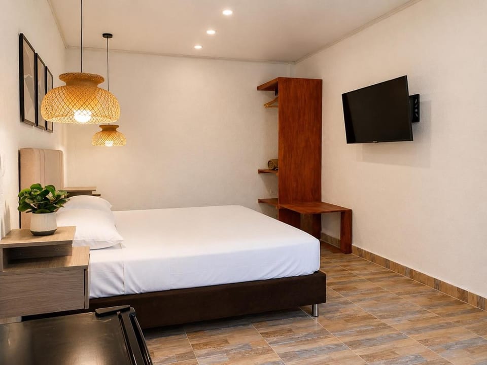 Bed, TV and multimedia, Photo of the whole room, Bedroom