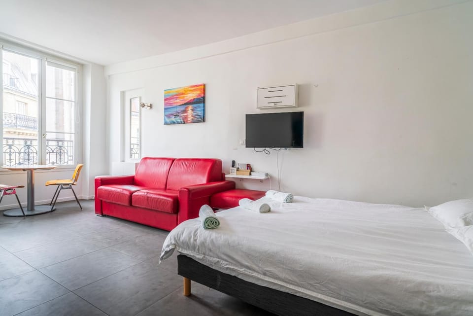 Bed, TV and multimedia, Living room, Photo of the whole room, Seating area