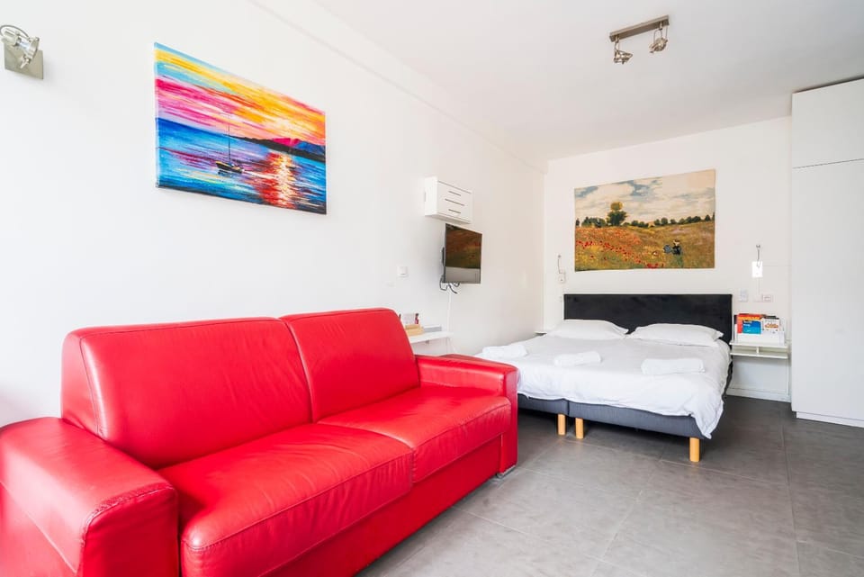 Bed, Photo of the whole room, Seating area, Bedroom