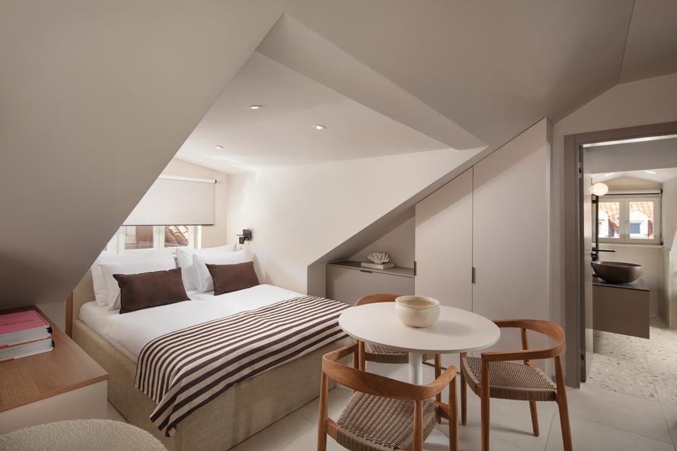 Bed, Photo of the whole room, Seating area, Bedroom