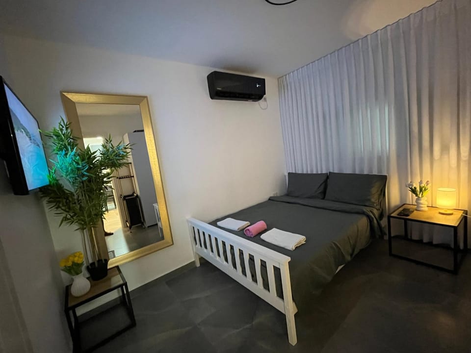 Bed, TV and multimedia, Photo of the whole room, Bedroom, towels, air conditioner