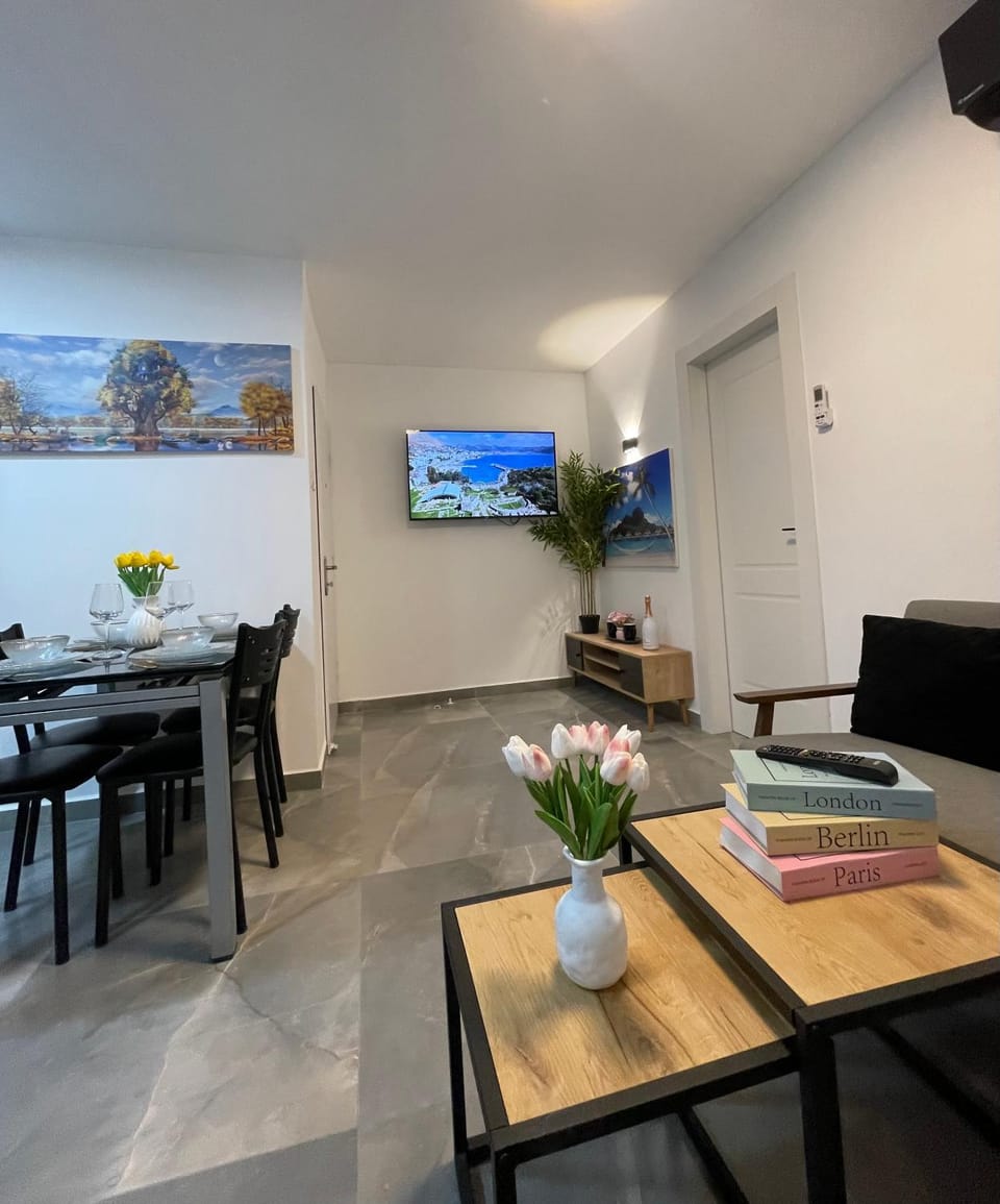 TV and multimedia, Kitchen or kitchenette, Living room, Seating area, Dining area
