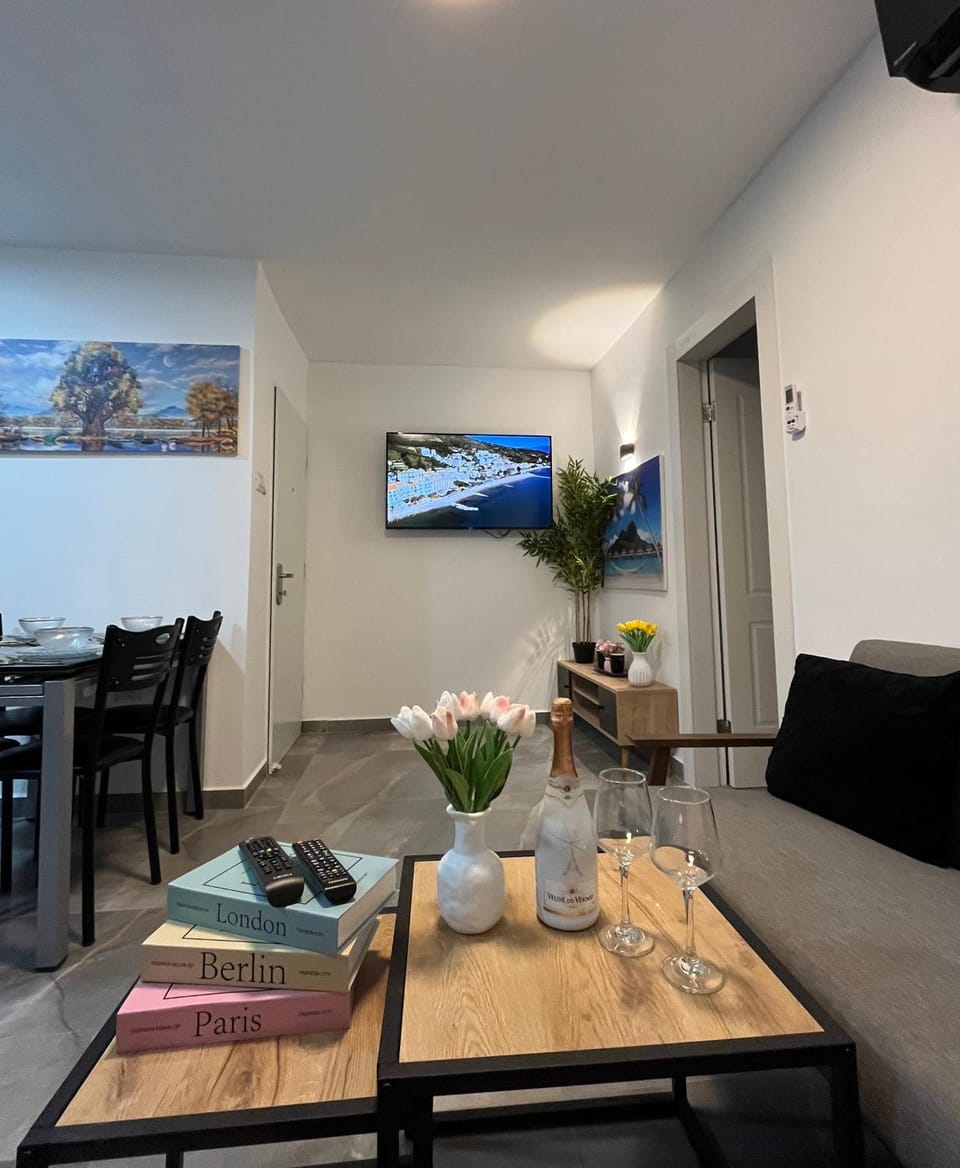 TV and multimedia, Living room, Seating area, Dining area