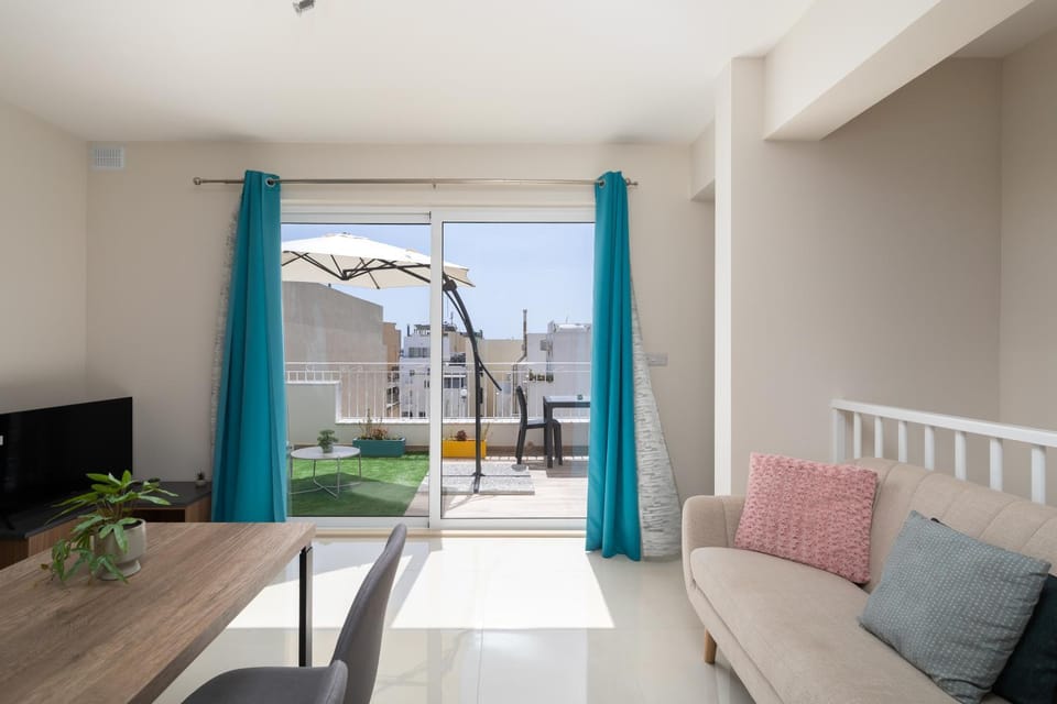 Sunlit Stylish Penthouse with Hot Tub - Close to Sliema Promenade, St Julian's & St Georges Bay Apartment in Sliema