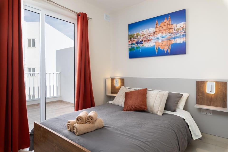 Sunlit Stylish Penthouse with Hot Tub - Close to Sliema Promenade, St Julian's & St Georges Bay Apartment in Sliema