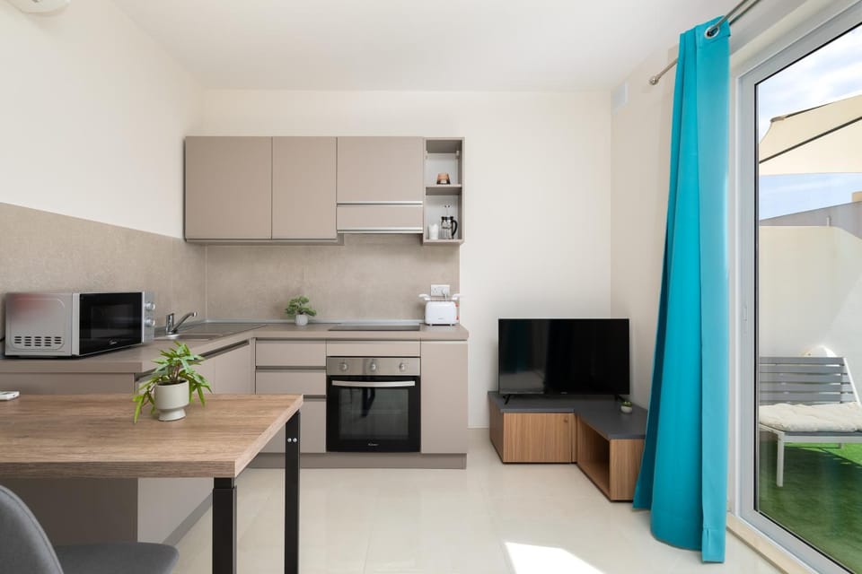 Sunlit Stylish Penthouse with Hot Tub - Close to Sliema Promenade, St Julian's & St Georges Bay Apartment in Sliema
