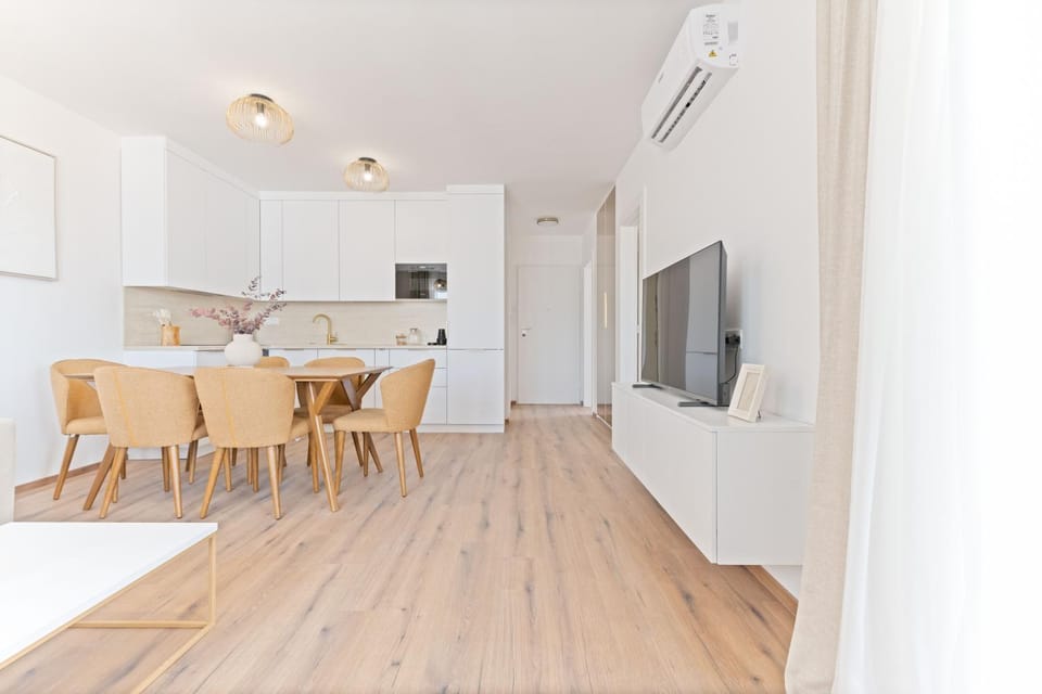 TV and multimedia, Kitchen or kitchenette, Living room, Dining area, air conditioner