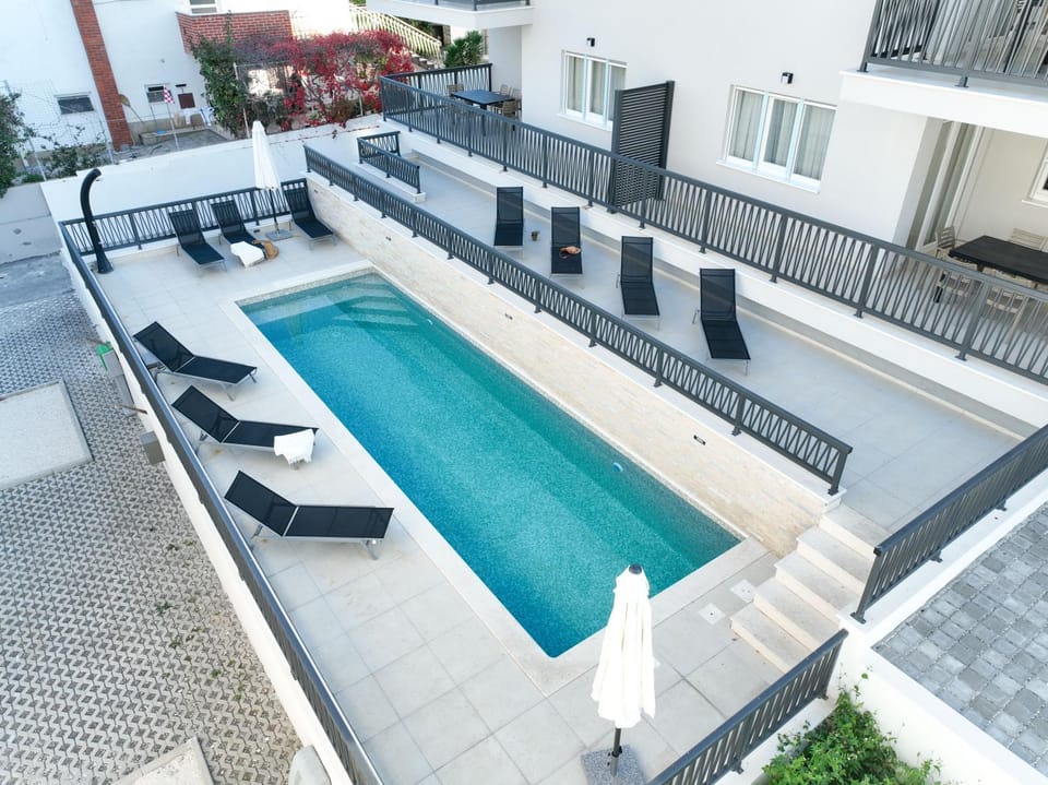 Property building, Day, Pool view, Swimming pool, sunbed