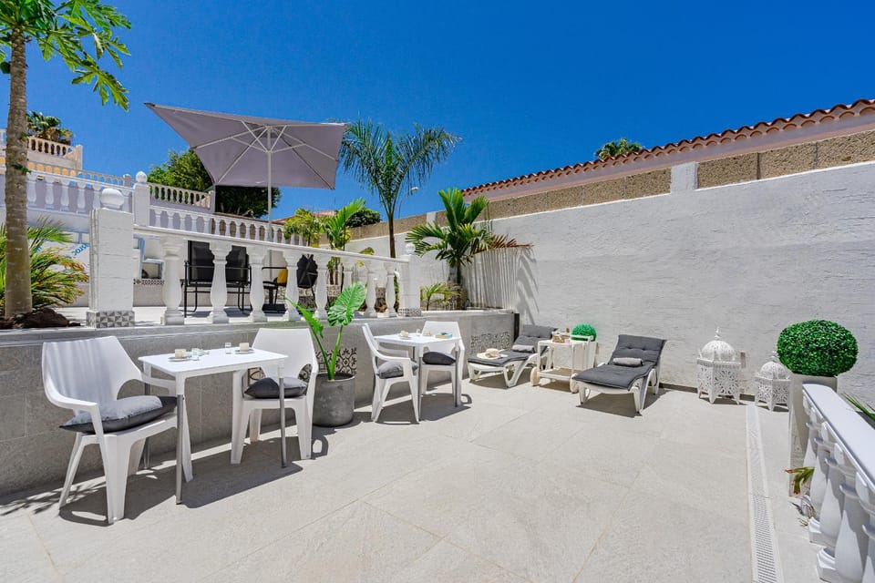 Property building, Patio, Day, Balcony/Terrace, Seating area, Dining area, sunbed
