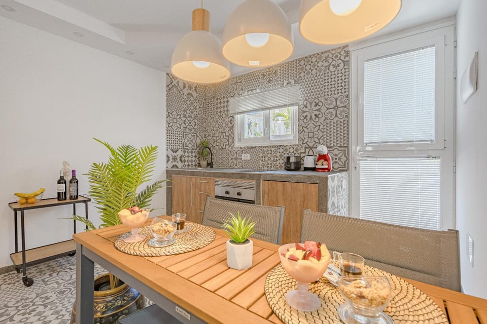 Coffee/tea facilities, Kitchen or kitchenette, Seating area, Dining area, stove