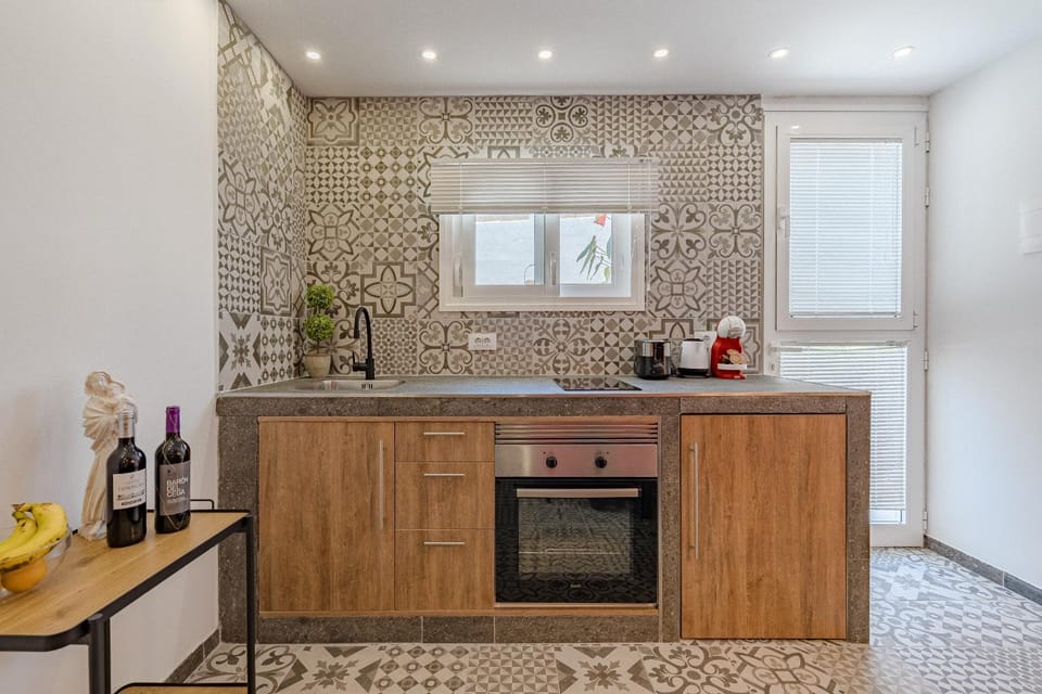 Coffee/tea facilities, Kitchen or kitchenette, oven, stove