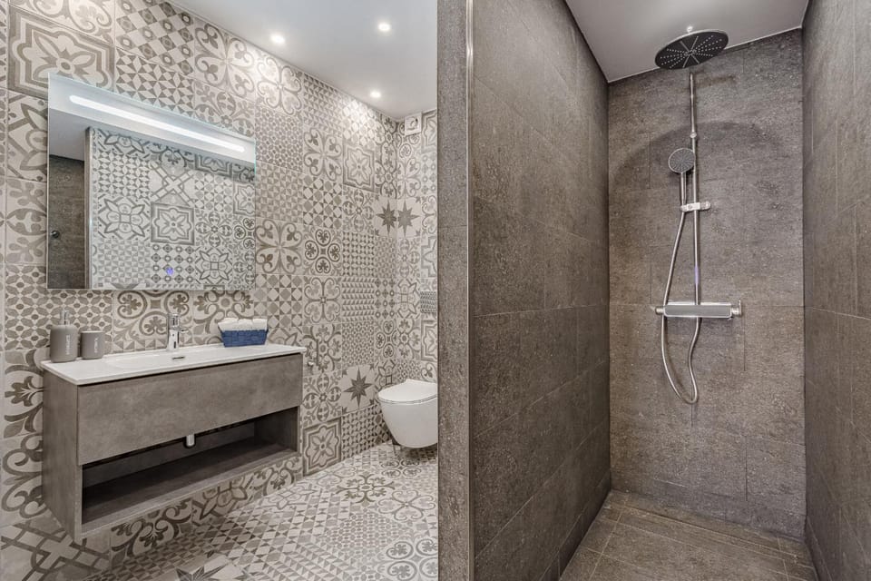 Shower, Toilet, Bathroom, bidet, towels