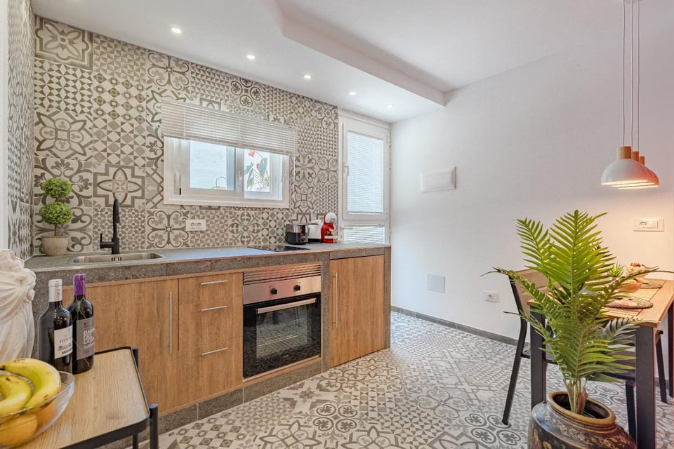 Coffee/tea facilities, Kitchen or kitchenette, Seating area, Dining area, oven, stove