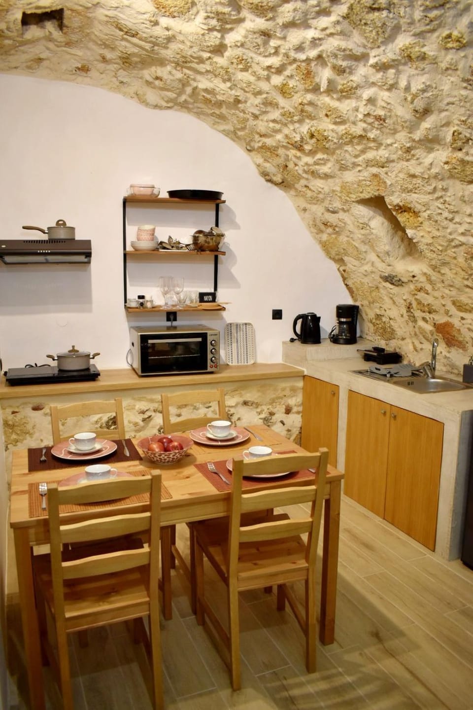 Coffee/tea facilities, Kitchen or kitchenette, Dining area, stove