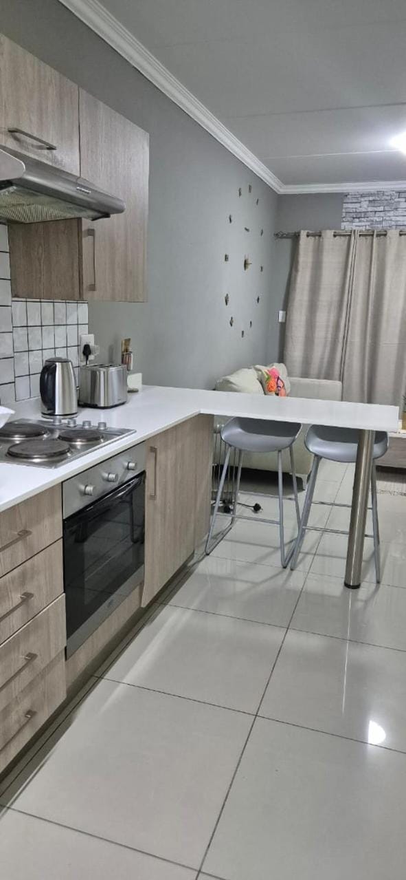 1 Bedroom Sleek, Spotless, Work-from-home Sanctuary Apartment in Sandton
