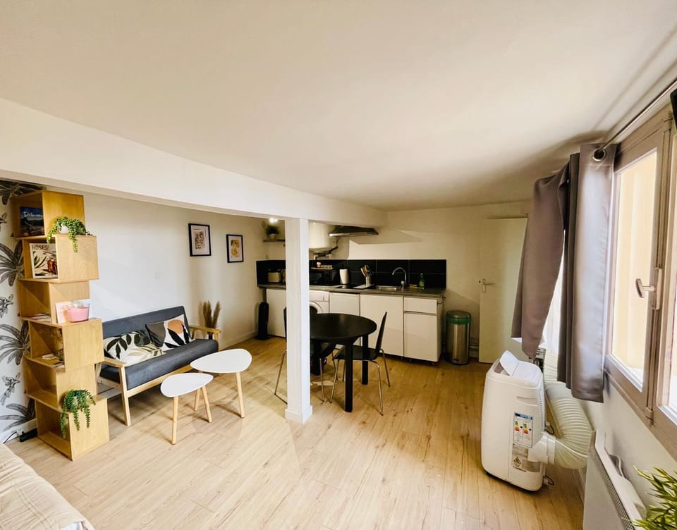 Living room, Seating area, Dining area, toaster, kitchen