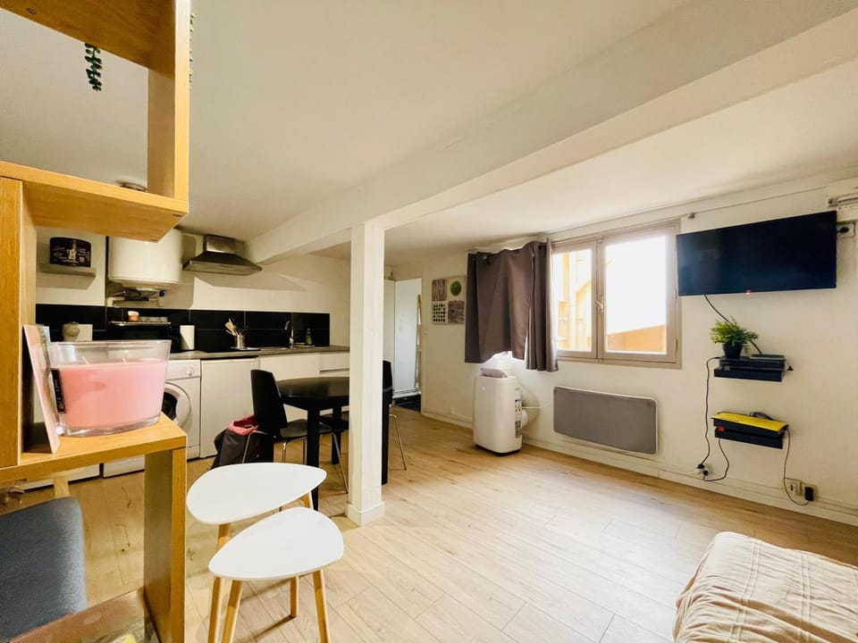 Bed, TV and multimedia, View (from property/room), Kitchen or kitchenette, Photo of the whole room, Dining area, air conditioner