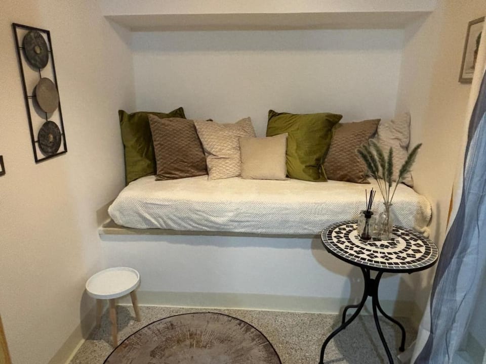 Bed, Living room