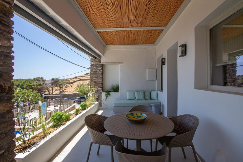 Property building, Day, Balcony/Terrace, Dining area