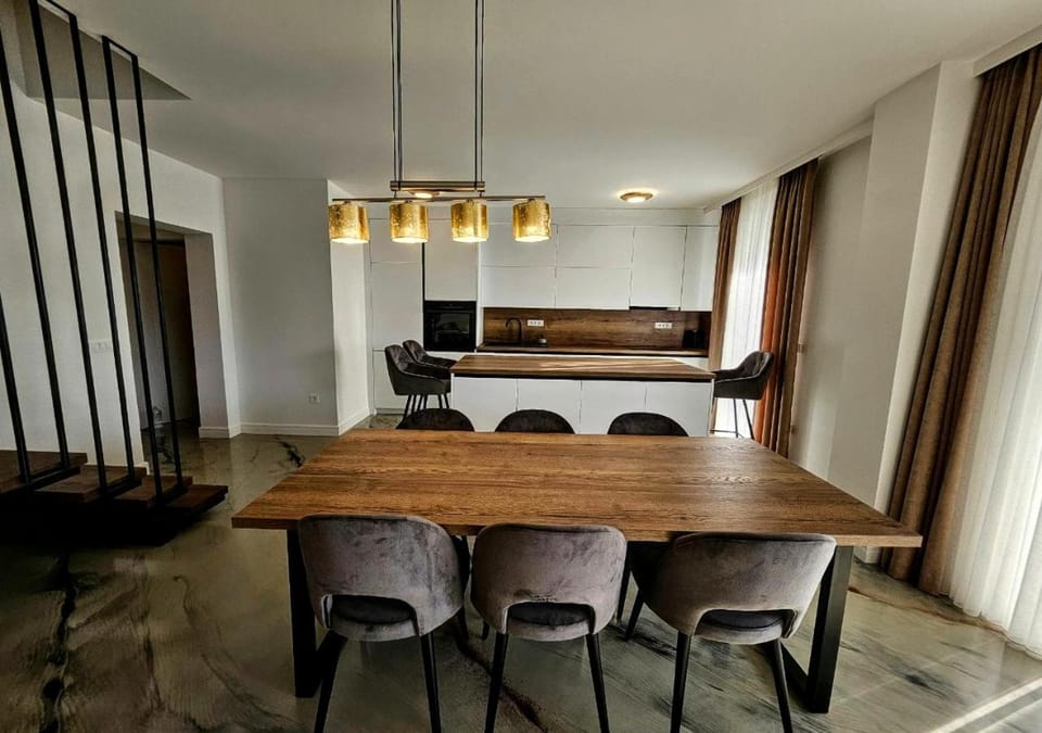 Kitchen or kitchenette, Seating area, Dining area