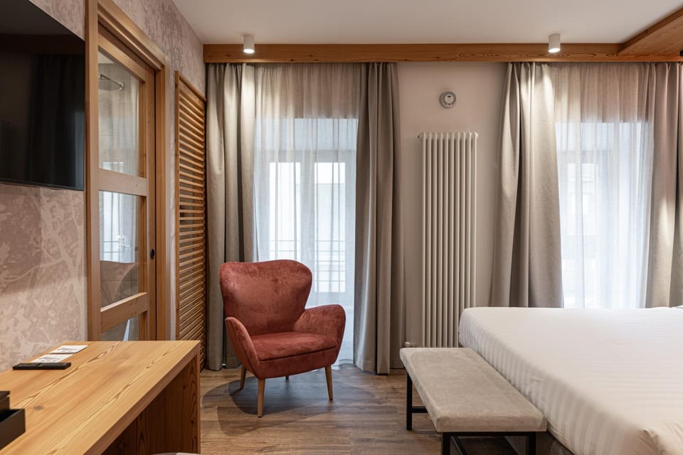 Bed, Living room, Photo of the whole room, Seating area, Bedroom