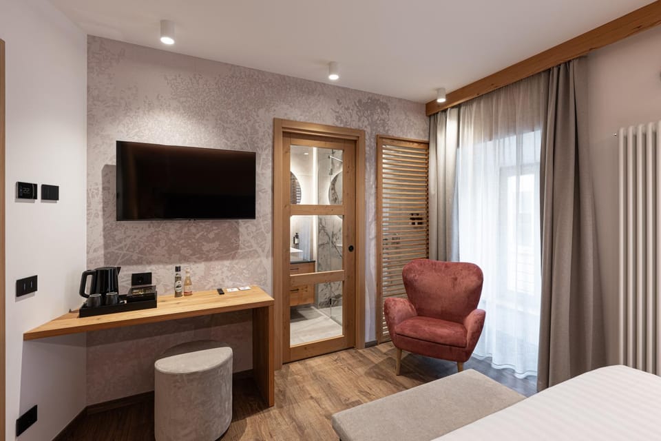 Bed, TV and multimedia, Living room, Photo of the whole room, Seating area