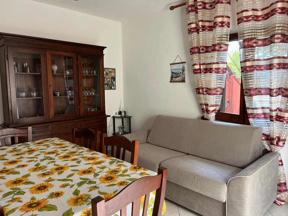 Living room, Photo of the whole room, Dining area