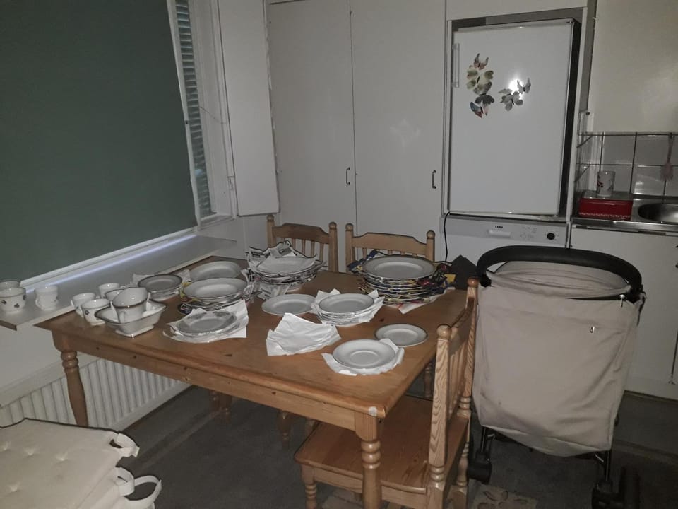 Kitchen or kitchenette, Dining area