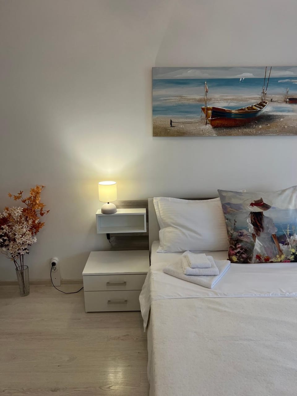 Bed, Photo of the whole room, Bedroom
