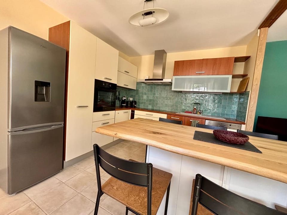 Kitchen or kitchenette, oven, toaster