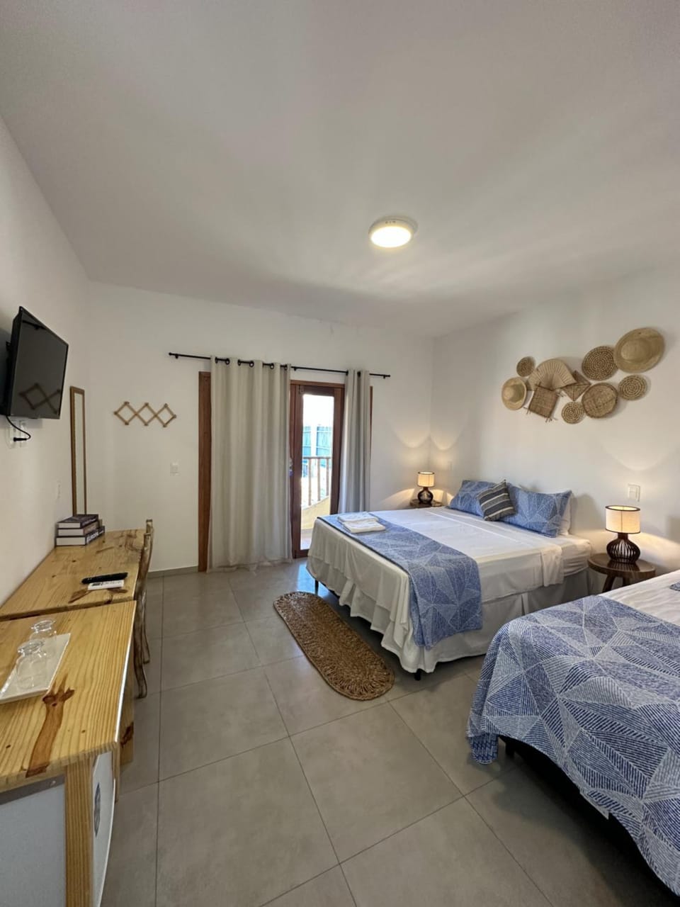 Bed, TV and multimedia, Photo of the whole room, Bedroom
