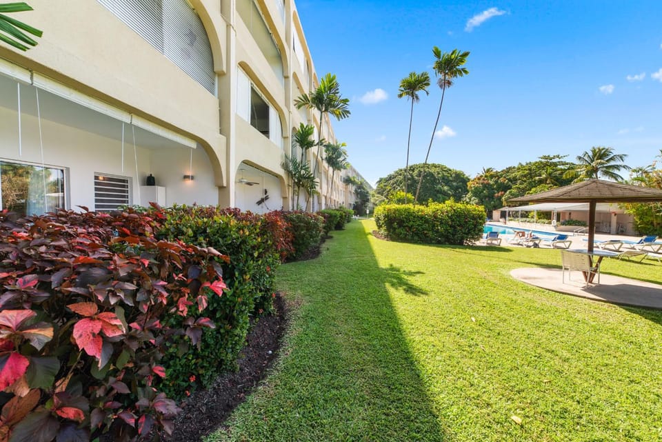 Property building, Garden, Garden view, Pool view, Swimming pool