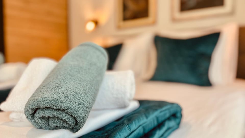 Bed, Bedroom, towels