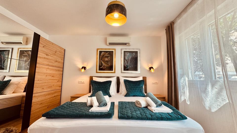 Bed, Photo of the whole room, Bedroom, towels