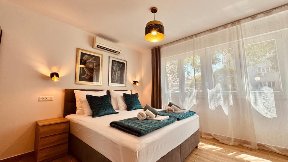 Bed, Neighbourhood, Photo of the whole room, Bedroom, towels, air conditioner