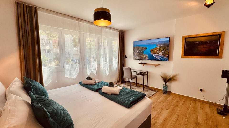 Bed, TV and multimedia, Photo of the whole room, Bedroom