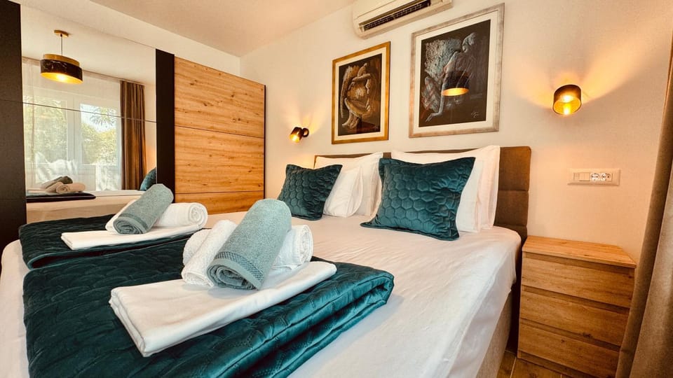 Bed, Photo of the whole room, Bedroom, towels, air conditioner