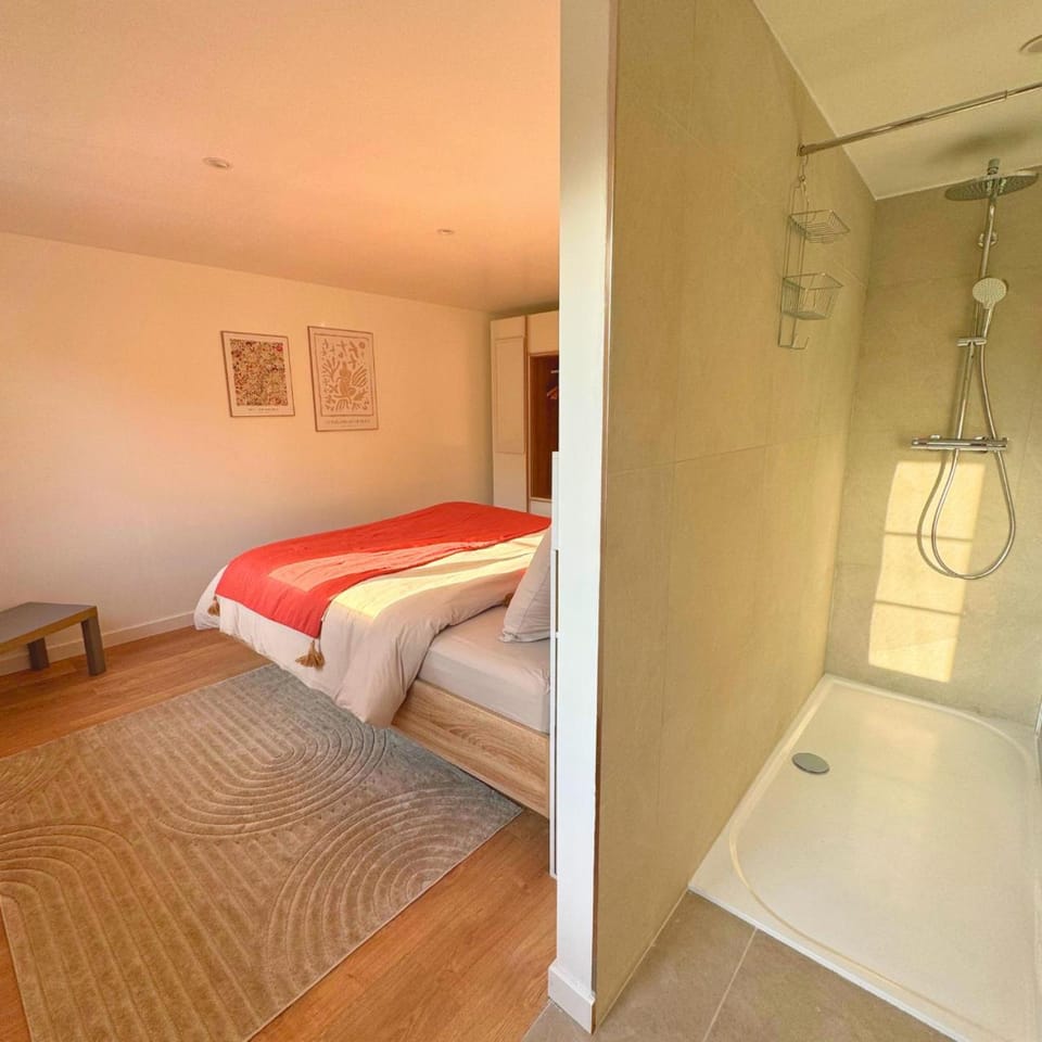 Shower, Bed, Bathroom, Photo of the whole room, Bedroom, towels, wardrobe