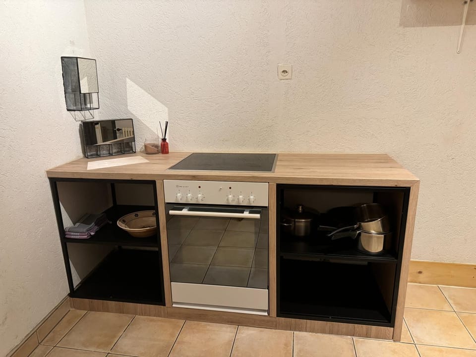 Coffee/tea facilities, Kitchen or kitchenette, stove, toaster