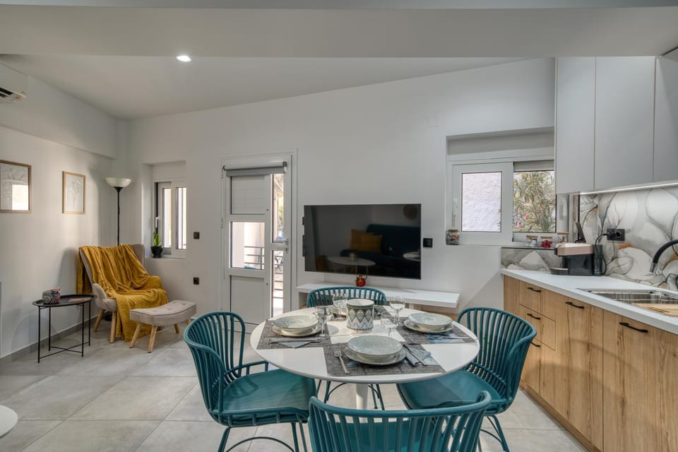 TV and multimedia, Coffee/tea facilities, Kitchen or kitchenette, Seating area, Dining area