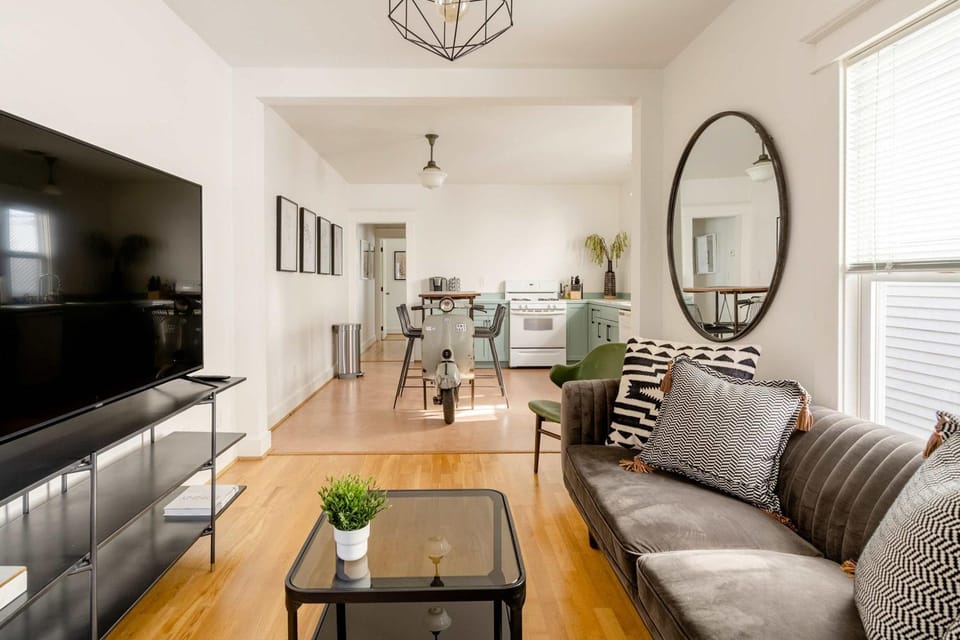 Hipster Vibe Apartment - Food Carts & Live Music House in Portland