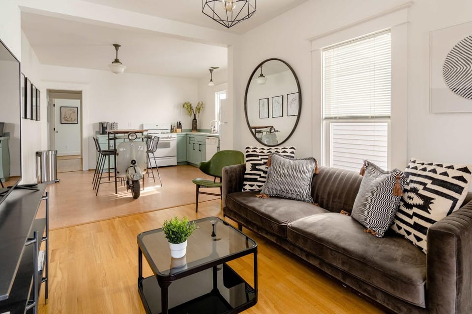 Hipster Vibe Apartment - Food Carts & Live Music House in Portland