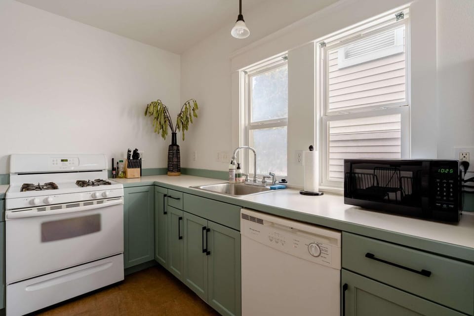 Hipster Vibe Apartment - Food Carts & Live Music House in Portland