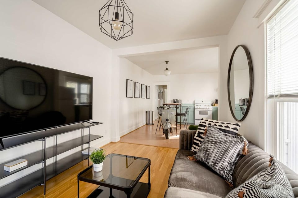 Hipster Vibe Apartment - Food Carts & Live Music House in Portland
