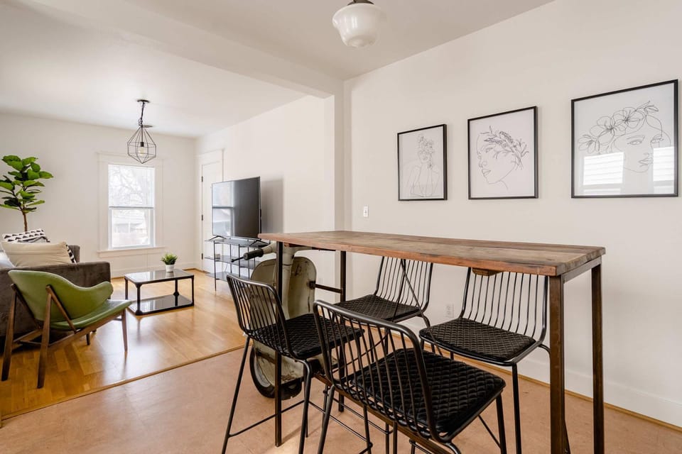 Hipster Vibe Apartment - Food Carts & Live Music House in Portland