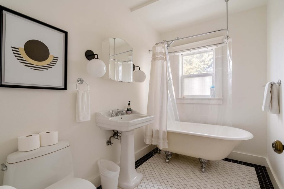 Hipster Vibe Apartment - Food Carts & Live Music House in Portland