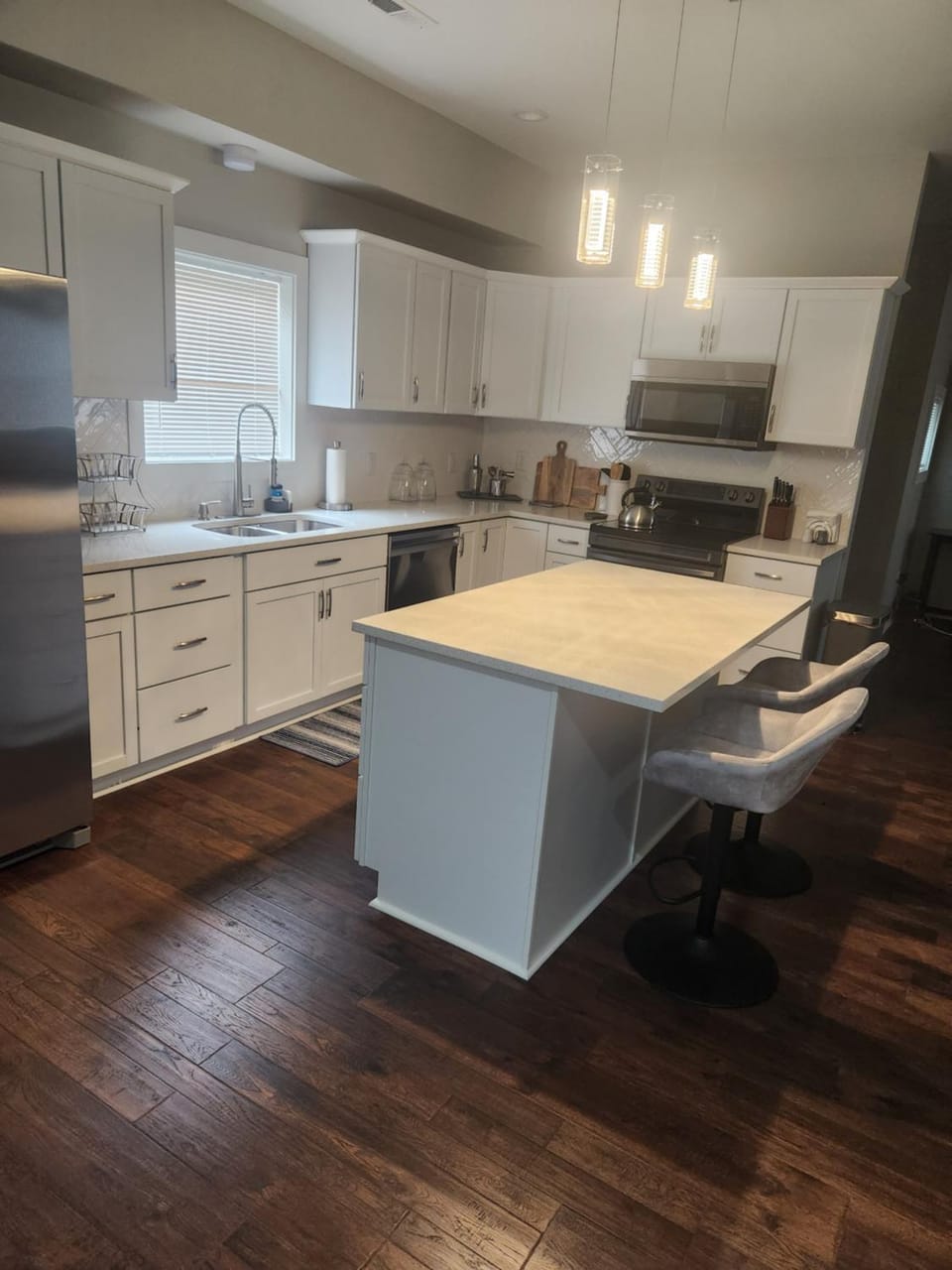 Kitchen or kitchenette, dishwasher, stove