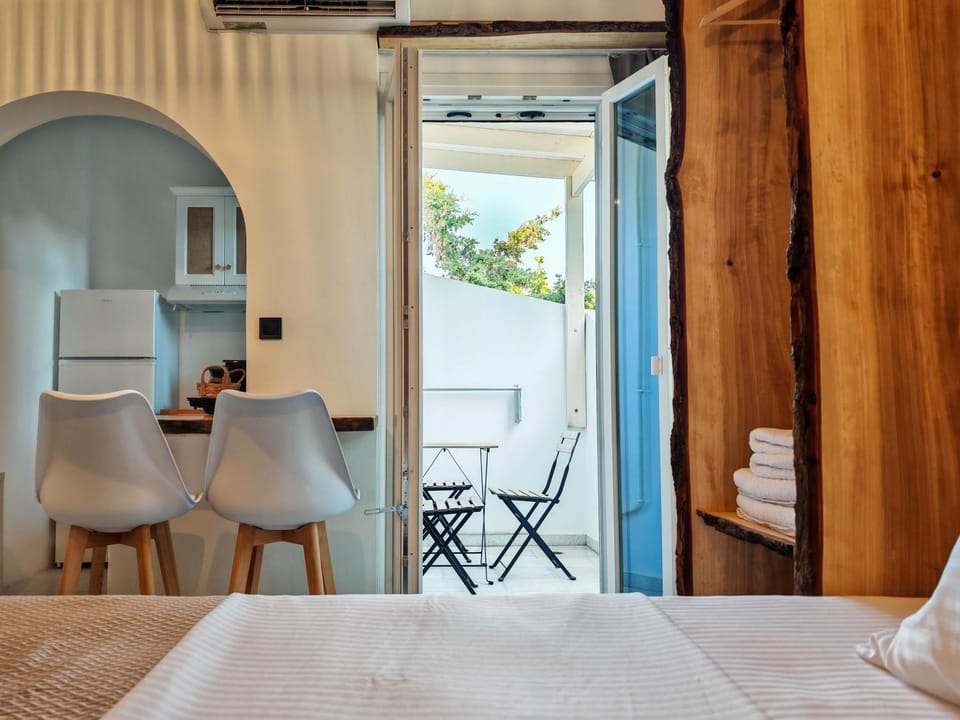 Bed, Kitchen or kitchenette, Photo of the whole room, Dining area, Bedroom